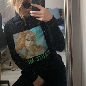 Cool t-shirt  - Säljer den här coola t shirten som är köpt nånstans i Spanien för två år sedan, har inte alls använt den mycket så den är i väldigt fint skick. Den är storlek Xs men passar mig som brukar ha S. Man kan även styla den så som på bilden❤️ skriv till mig om ni har frågor eller vill ha fler bilder