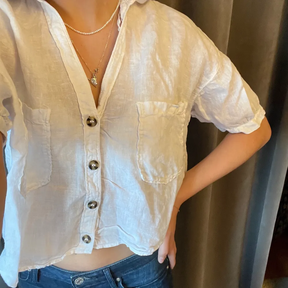 En vit skjorta från Zara i croppad modell. Använd en gång. Strl small. . Skjortor.