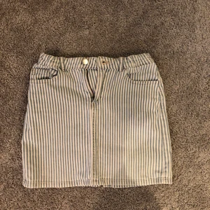 Jeanskjol - En randig fin jeanskjol, bra skick!☺️