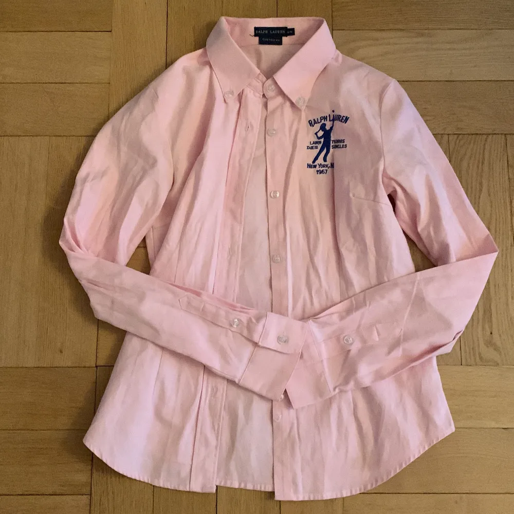 En rosa Ralph Lauren skjorta i storlek 34! Priset + Frakt 📦 . Skjortor.