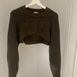 Croppad tröja  - Croppad stickat tröja från H&M, storlek S. Frakt 30kr 