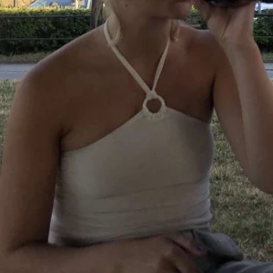 Beige topp - Sååå snygg beige samet topp. 