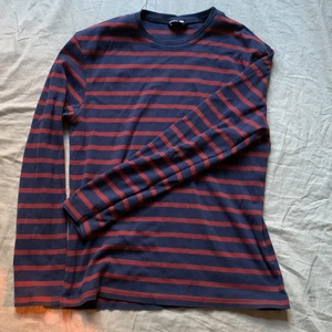 Blå,röd randig tröja stl: S/M - En superfin långärmad tröja. Jag har endast använt den kanske 3 gånger. Den sitter lite kort på mig(stl M) i armarna men annars sitter den superbra. Passar perfekt till lågmidjade jeans. Inga defekter, pris kan diskuteras💞💞