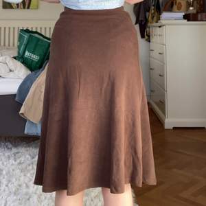Brun mellanlång kjol från Shein. Aldrig använd och förvånansvärt bra kvalitet. Vet inte exakt nypris men runt 80kr