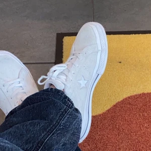 converse - säljer ny mina nästintill oanvända converse one star vintage mocka eftersom att de aldrig kommer till användning. nypris är 850kr och frakten ligger på 99kr