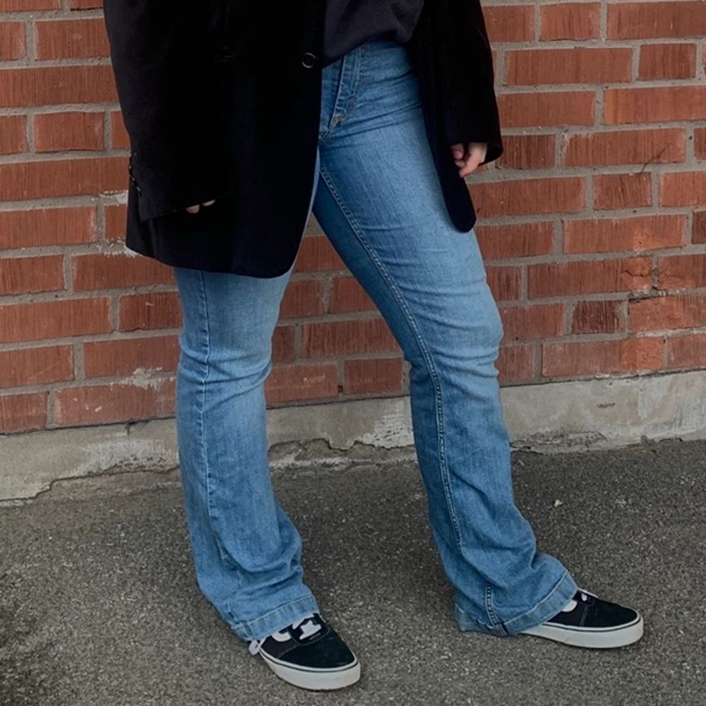 Bootcut jeans från Nelly i storlek W/28 L/32. Men skulle säga att dem är storlek 38. Inte använda så mycket men är lite slitna längst ner i kanten. Köparen står för frakten😊💗. Jeans & Byxor.