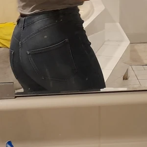 Mörkblå Jeans  - Mörkblå tighta jeans i stretching tyg , dom är i storlek 164 men passar mig som är 36 i vanliga fall har även breda höfter men dom passar ändå bra , inget fel på jeansen använder bara inte tight jeans längre 