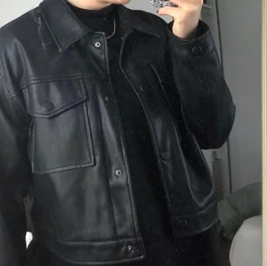 Jacka  - Svart skinnjacka i oversized passform 