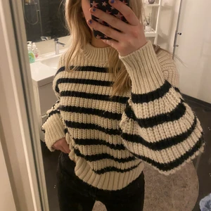 Tröja  - Säljer denna fina stickade randiga tröja, som varit en av mina favorit plagg i garderoben. Den är S men passar lika bra till M och Xs ❤️‍🔥❤️‍🔥