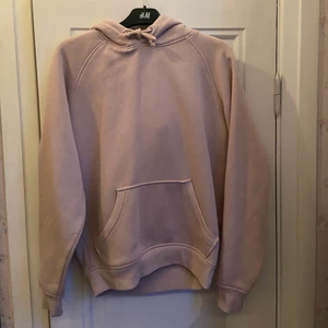 BikBok hoddie i storlek XS - Säljer en beige hoddie från BikBok i storlek XS pågrund av att den inte kom till användning. Ganska stor i storleken så passar även en S ☺️