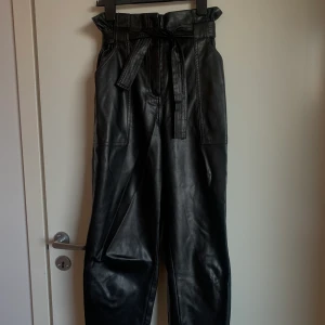 Skinn byxor - Skinnimitation byxor från river island motsvarande strl S. Fint skick med stora fickor. 