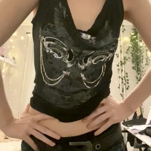 Linne med tryck - Skitballt linne med silverfärgat tryck och strass på axelbanden, köpt på sellpy men har ej användts utomhus. Storlek L men passar mig som bär S-M i toppar. Går att ha ofshoulder och på axlarna. Frakt på 36 kr tillkommer. Kontakta om du är intresserad eller har övriga frågor ❤️