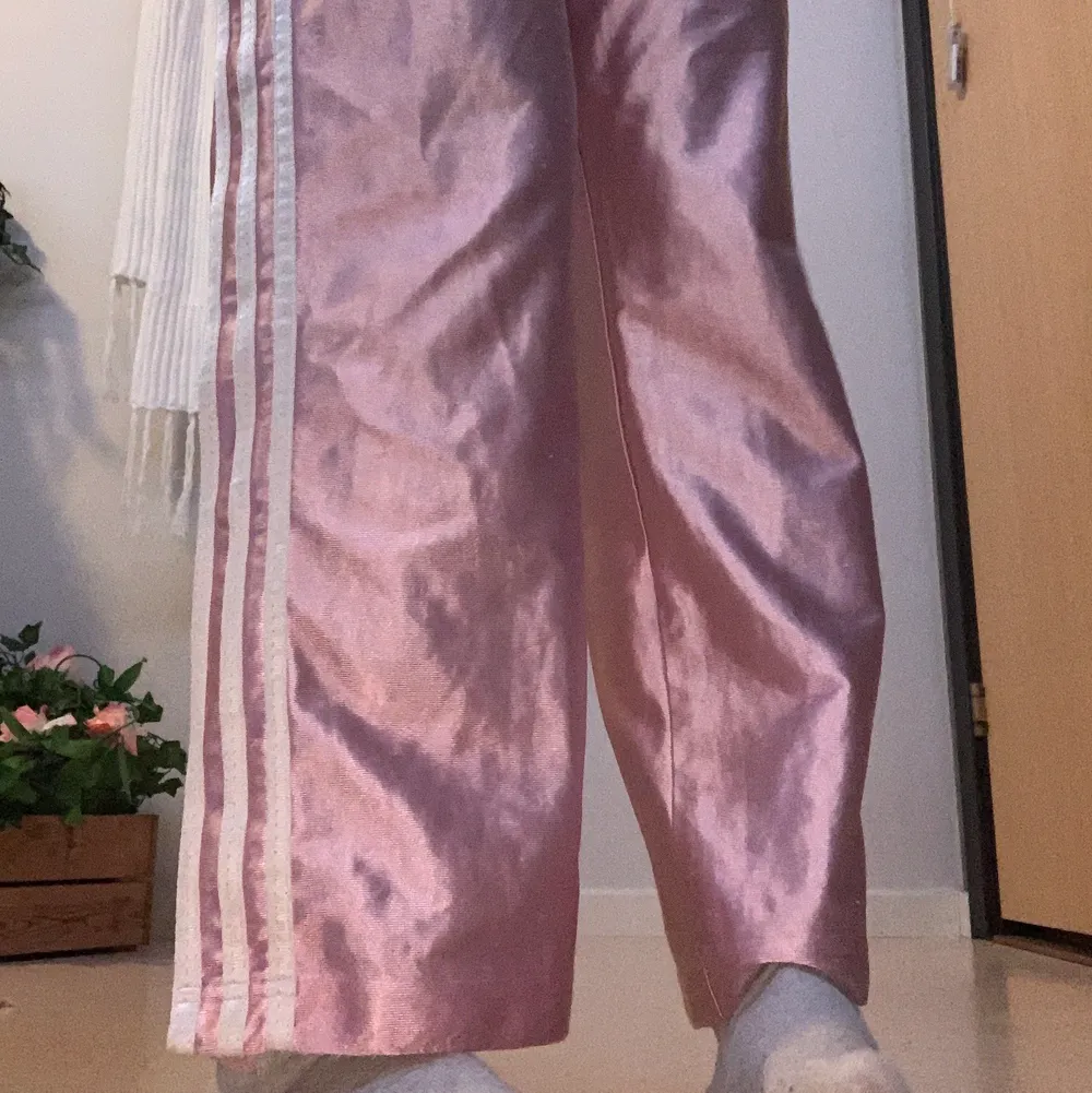 Lågmidjade rosa adidas byxor. Jeans & Byxor.