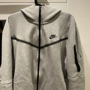 Nike tech fleece  - Har använts 3 gånger, tvättad en gång. Den var alldeles för stor för mig så därför säljer jag den. Storlek L i färgen grå :D