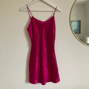 Silkes nattlinne / klänning  - Suuuperfint silkes nattlinne/klänning. Köpt på second hand men från H&M från början. Storleksmärkt 34-36 så passar en XS. Köparen står för spårbar frakt på 66 kr. PM:a gärna vid frågor!💕