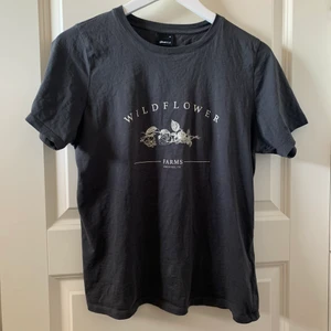 Gina tricot t-shirt storlek M - En basic t-shirt med tryck från Gina tricot. Inte använts mycket allt så därav säljer jag den! Köparen står för frakten!