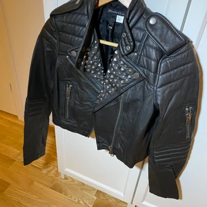 Oanvänd jacka H&M divided exclusive - Oanvänd läderjacka nypris 1499:- säljs för 250:- 100% läder köpt på H&M för några år sen