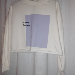 Avklippt grafisk collage tröja  - Som ny! Avklippt tröja i lagom kort modell, lite croppad. Passar xs-m. Grafiskt tryck i lila🌟