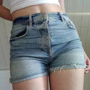 Fina shorts från ginatricot. Bra skick och perfekta till sommaren. Köparen står för frakten, alltså pris+frakt :)