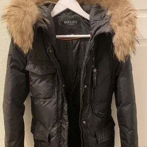 Hollies vinterjacka str 36 - Jätte fin hollies jacka i modell livigno, använd endast två vintrar, är i jätte bra skick och ser i princip ny ut. Storlek 36, pris går att diskuteras men frakt står på kunden