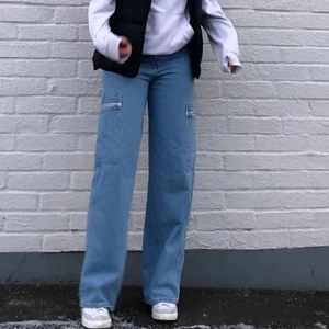 Levis High Loose - Säljer dessa supersnygga Levis high loose med fickor på sidorna då jag inte längre använder dom. Dom är långa, på mig som är 177 lägger de sig snyggt på fötterna. Dom är i väldigt bra skick och knappt använda, skriv gärna om ni har frågor eller för fler bilder 🤗