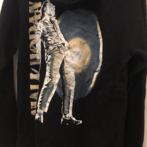 Niall horan merch hoodie - Jättesnygg hoodie från Nialls senaste merch släpp. Använd fåtal gånger men i nyskick. säljer för att jag inte får användning för den. Köpt ny för 699kr