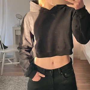 Svart kort hoodie - Sitter fint, ganska kort 