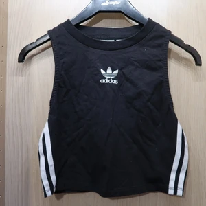 Adidas topp  - Adidas crop top storlek S 