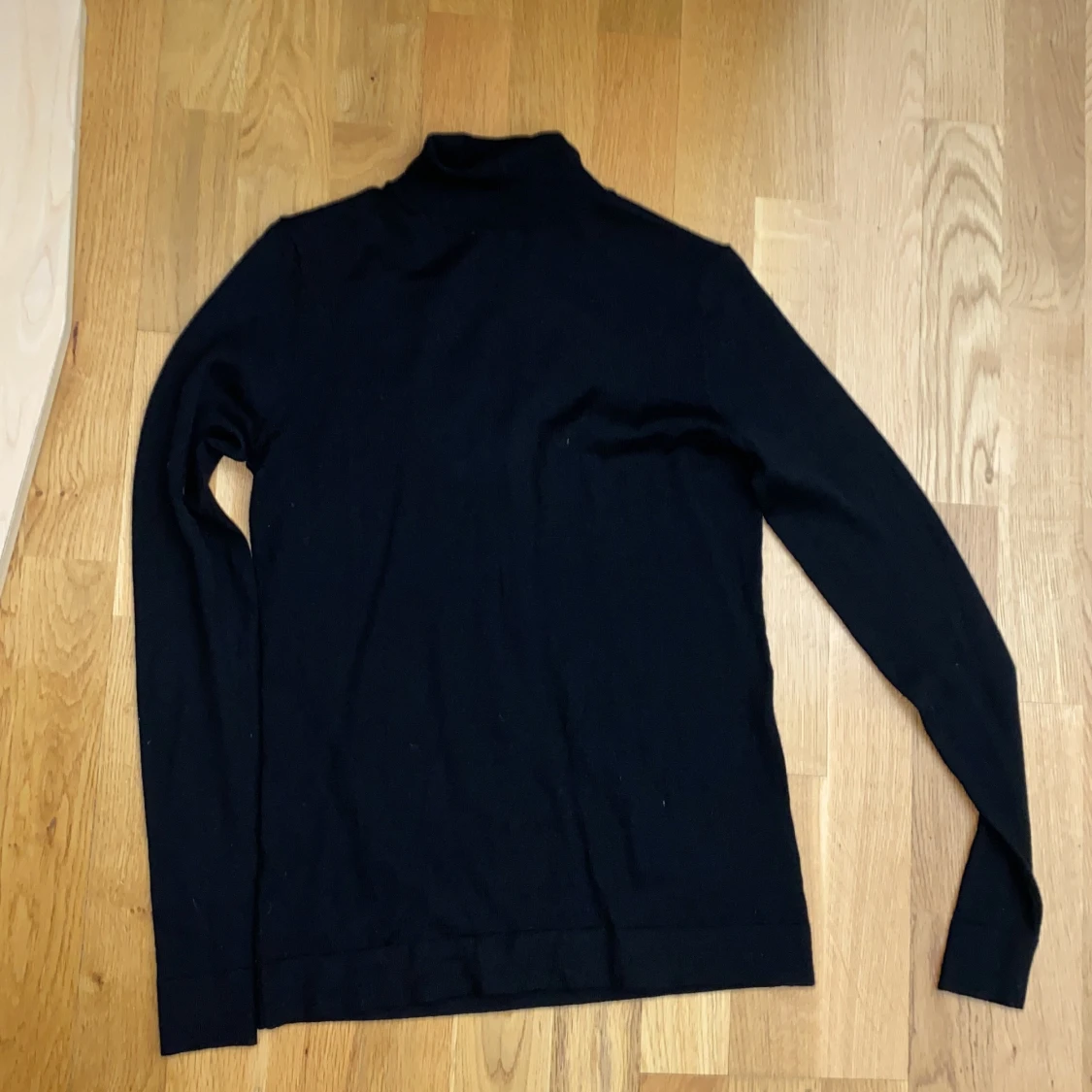 Svart tröja, storlek XS