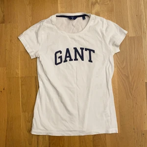 En vit gant tröja, i storlek XS - En gant t-shirt med blå text. Storlek XS. Endast använd 1 gång för 3/4 år sen. 