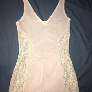 satin klänning - En fin satin klänning, knappast använd. I rosa beige färg. Passar S/XS👍🏼🥰