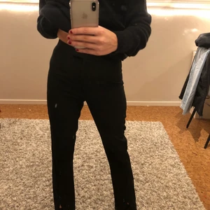 Kostymbyxor med slits storlek 34 - Säljer ett par nästan oanvända kostymbyxor med slits från NA-KD i storlek 34. Köparen står för frakten 