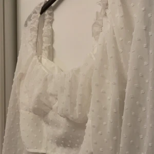 Vit söt blus - Jättegullig blus perfekt till vardags såsom på fest 🎊 Änvänd några enstaka gånger, bra skick 🥰    Fraktkostnad tillkommer!