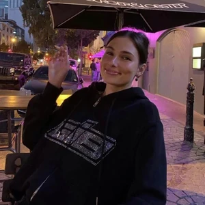 Svart Rhinestone Hoodie/Zip up - FÖRSTA BILDEN ÄR LÅNAD! Säljer ännu en gång en ny rhinestone hoodie! Den är som sagt helt ny och har alla rhinestones i plats. Lite oversized och jätte trendig just nu!