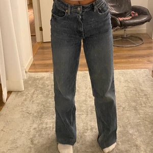 Jeans  - Fina jeans från zara. Köpte dom nyss men är för stora så har använt dom en gång. 