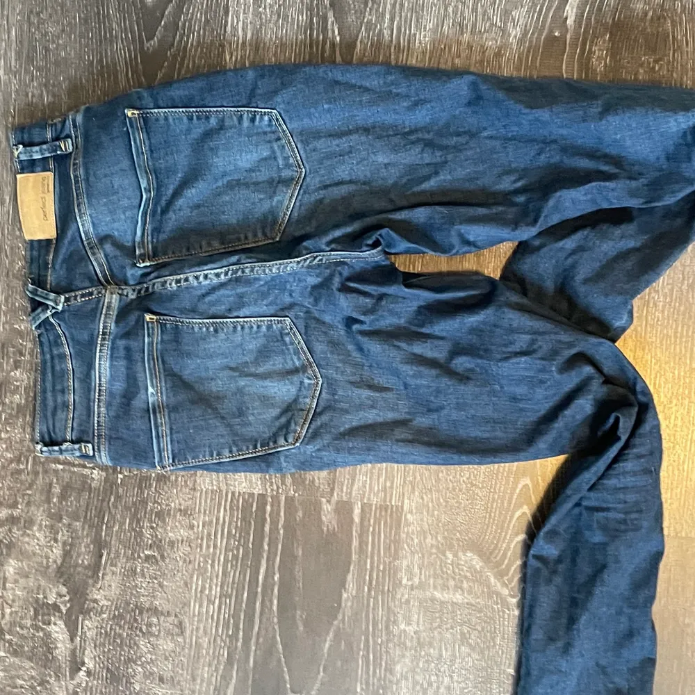 Nya jeans som är använda två tal gånger. Köpte men insåg att de var försmå med tiden. Stretchit material och långa i benen. Köparen står för frakten☺️. Jeans & Byxor.