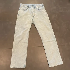 Weekday Jeans - Weekday Space jeans i straight fit, knappt använda. Köpare står för frakt☺️⚡️