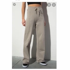Vida Sweatpants - Säljer mina vida sweatpants från Madlady x Ida Carlsson i storlek xs då jag aldrig använder dem☺️💕 dem är aldrig använda och slutsålda på hemsidan nypris är 400kr !! Säljer mina för 200 kr✨🥰
