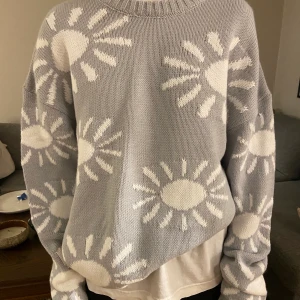 Stickad tröja unisex - Trendig och jättesnygg stickad tröja för både tjejer och killar. Lapprna är kvar och tröjan ligger i orginalförpackningen! Säljer då den tyvärr är lite liten till mig. Fin kvalitet! Skriv privat vid frågor 💙 bilderna är lånade