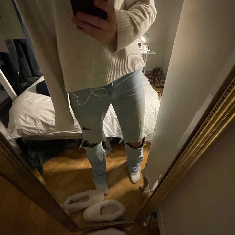 Trendiga zarajeans med hål . Jeans & Byxor.