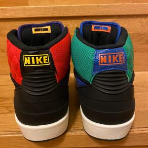 Färgglada Nike jordans sneakers i storlek 38,5.                Aldrig använda då dom inte riktigt är min stil.                        Bra skick 💚💙helt som nya❤️💛 Skriv vid frågor🥰