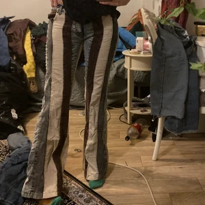Lågmidjade Jeans med mönster - Säljer dessa jeans!! Hör av dig om du är intresserad eller har några frågor! Kram💞