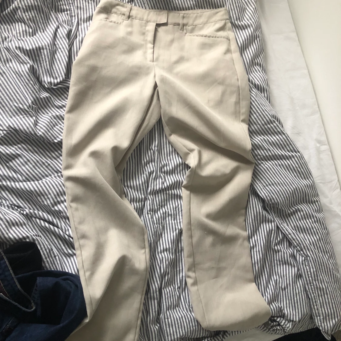 Lågmidjade beiga raka byxor