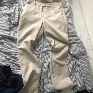 Lågmidjade beiga raka byxor - Lågmidjade beiga byxor i 100% polyester från Hennes collection. Skitsnygga men tyvärr för små för mig:(