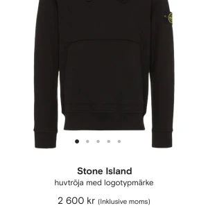 Stone Island Hoodie - Skick 8/10, litet hål på innerarmen. inget som syns men nödvändigt att nämna.                                                       Tvättat material.                                                                          Köpt för 2600:- Mitt pris 1400:-