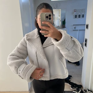 Ull Jacka - Ljusgrå Jacka i läder/ull imitation från Nakd💕 inte så använd, perfekt till höst/vinter🥰 strl 36, 399 plus frakt 66!!