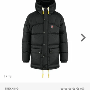 Fjällräven expedition down w svart xxs - Har inte bestämt mig helt men har funderingar på att sälja min fjällräven expedition down w jacka, beror helt på vad jag får för bud på den. Absolut den varmaste jackan du kan ha,helt slutsåld. Svart i storlek xxs , sitter perfekt på mig som är en stl s ( se bild) jackan ser mörkblå på sista bilden vilket är missvisande beror antagligen på ljus. Den är svart .Jackan är i väldigt fint skick
