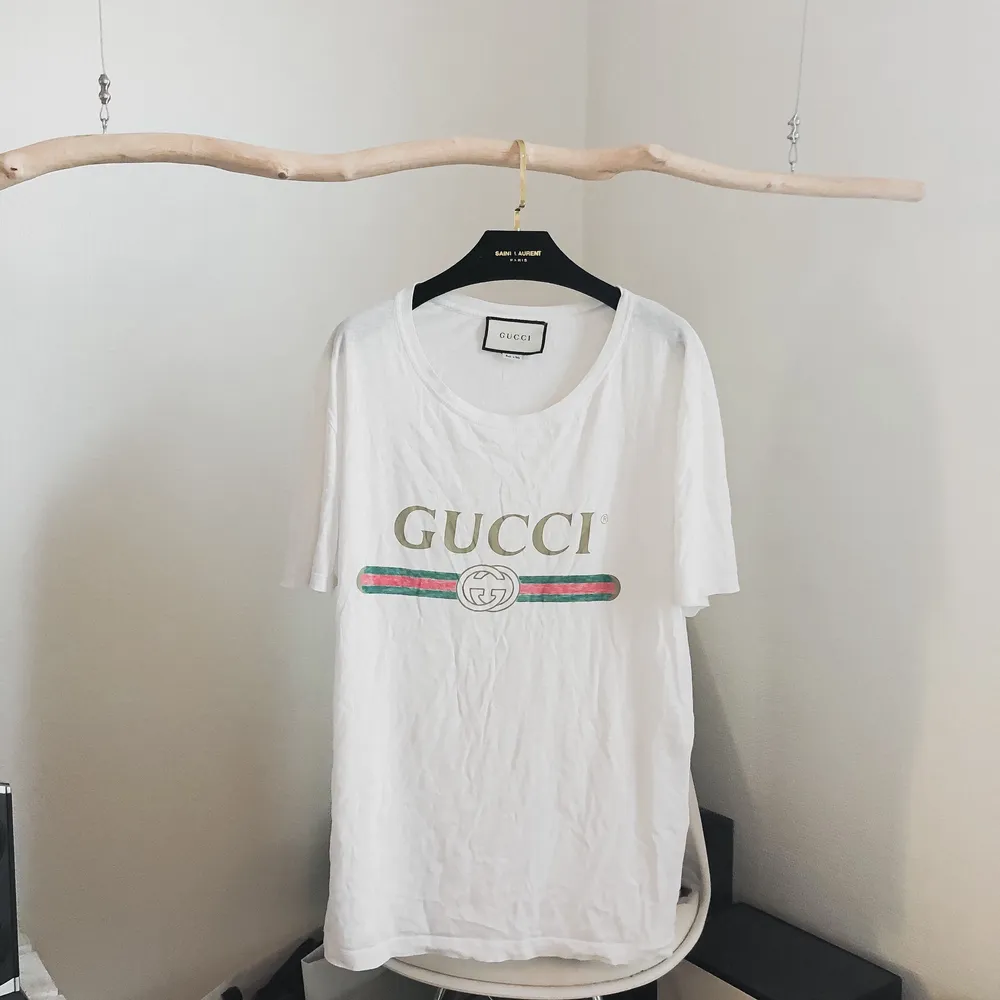 Äkta Gucci T-shirt, köpt på SSENSE ca 2018. Orderbekräftelse finns. Storlek L. Retail ca 4300kr.. T-shirts.