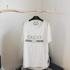 Äkta Gucci T-shirt, köpt på SSENSE ca 2018. Orderbekräftelse finns. Storlek L. Retail ca 4300kr.