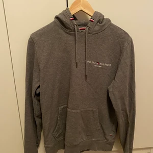 Tommy hillfiger hoodie - Tommy hilfiger hoodie storlek small. Bra skick inte använd mycket har för mig att nypris var 1250kr. 